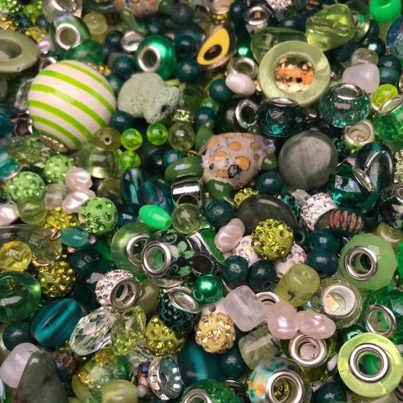 COPY - Large Mixed Lot of GREENS BEADS CHARM New & Vintage All shapes & Sizes - Picture 1 of 11
